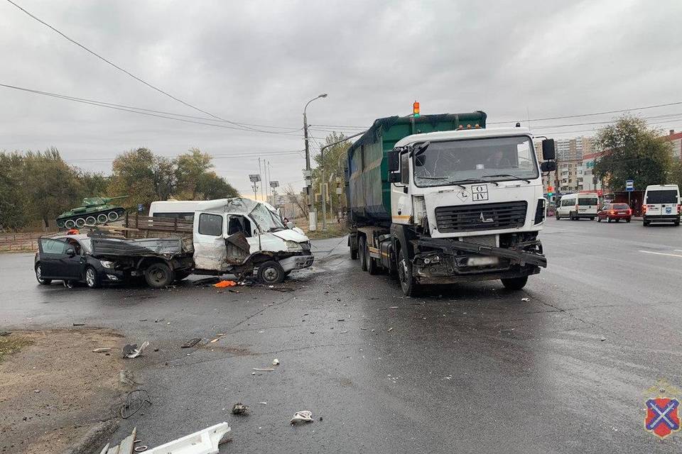 На юге Волгограда произошло массовое ДТП с маршруткой