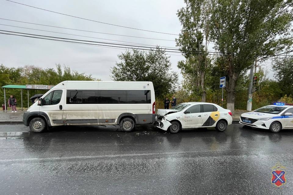 В Волгограде такси протаранило маршрутку, трое в больнице