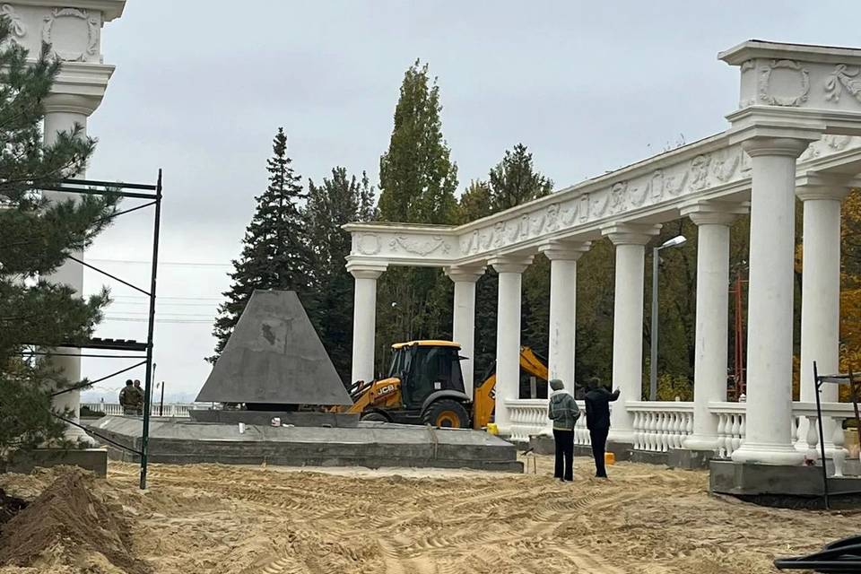 В Волжском обновляют мемориал первостроителям