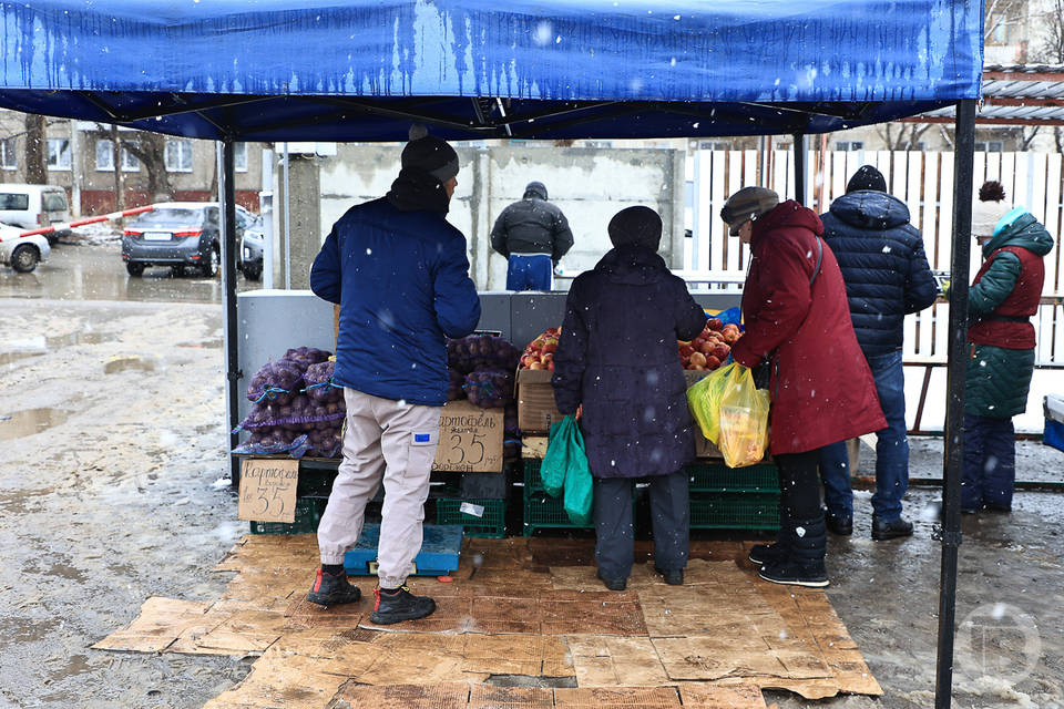 Нелегальные павильоны сносят на рынке в Волгограде на улице Новороссийской