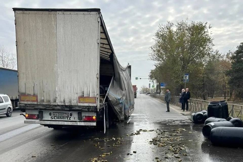 Под Волгоградом из фуры на дорогу вывалилось 20 бочек с солеными огурцами