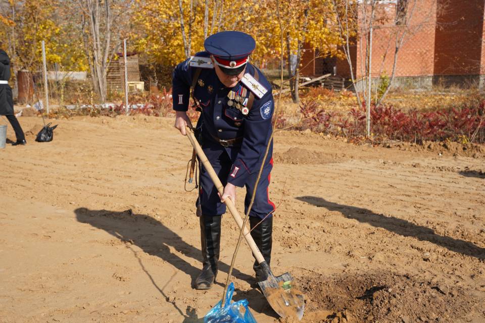 В Волжском Волгоградской области рядом с военкоматом заложили сквер памяти