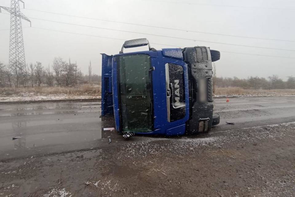 Грузовик «МАН» упал набок в Волгограде