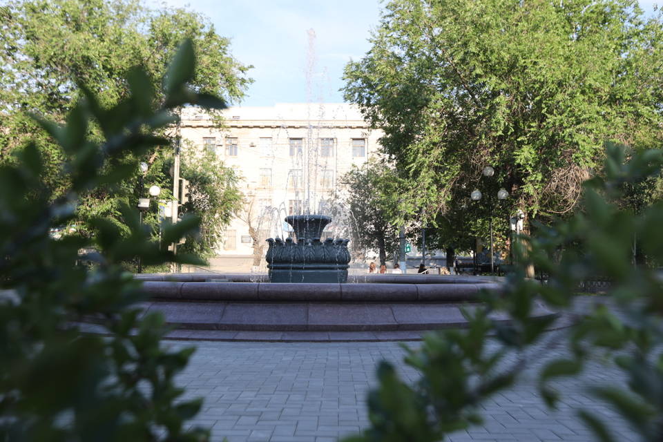 В Волгограде у фонтана между ВолгГТУ и ВГСПУ дополнительно модернизируют электросети