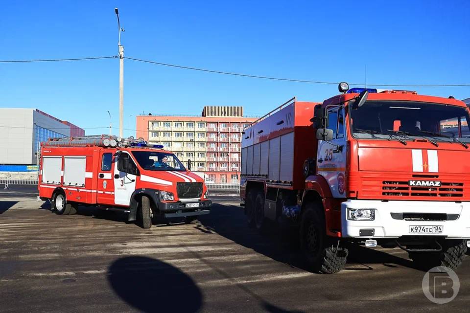 В Дзержинском районе Волгограда загорелась крыша частного дома