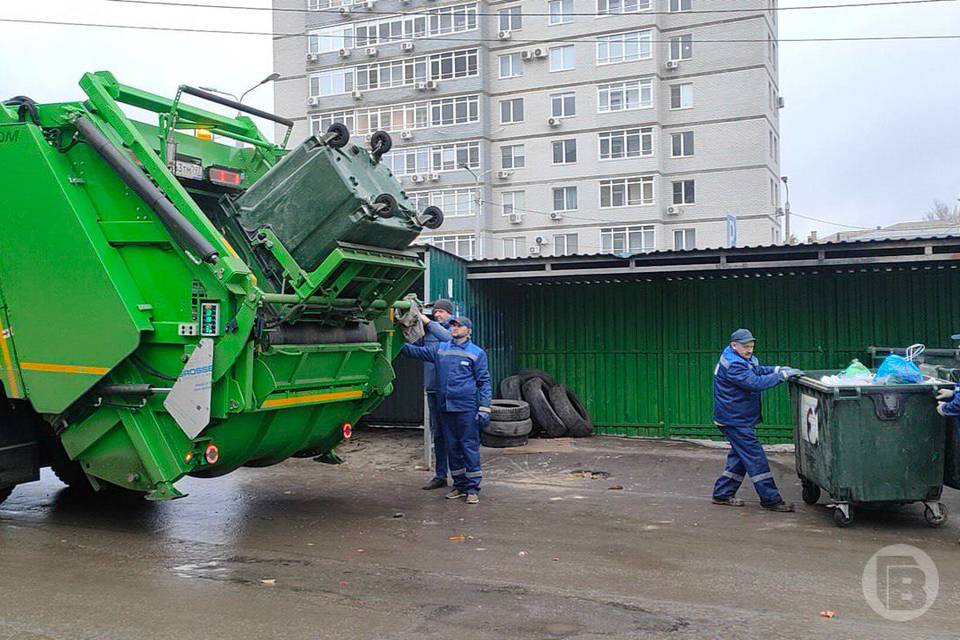 Дворы в Волгограде помогут убрать новые большие мусоровозы