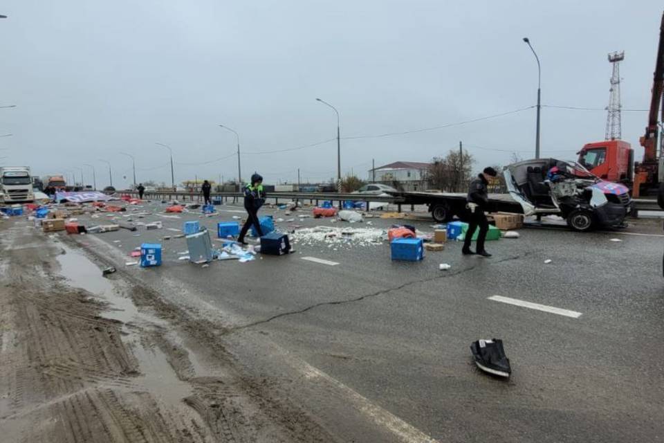 Под Волгоградом грузовик OZON влетел в стоявшую иномарку