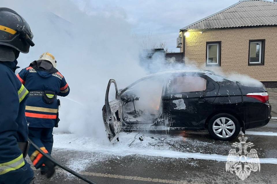 В Волгограде на Кубинской утром вспыхнул Citroen