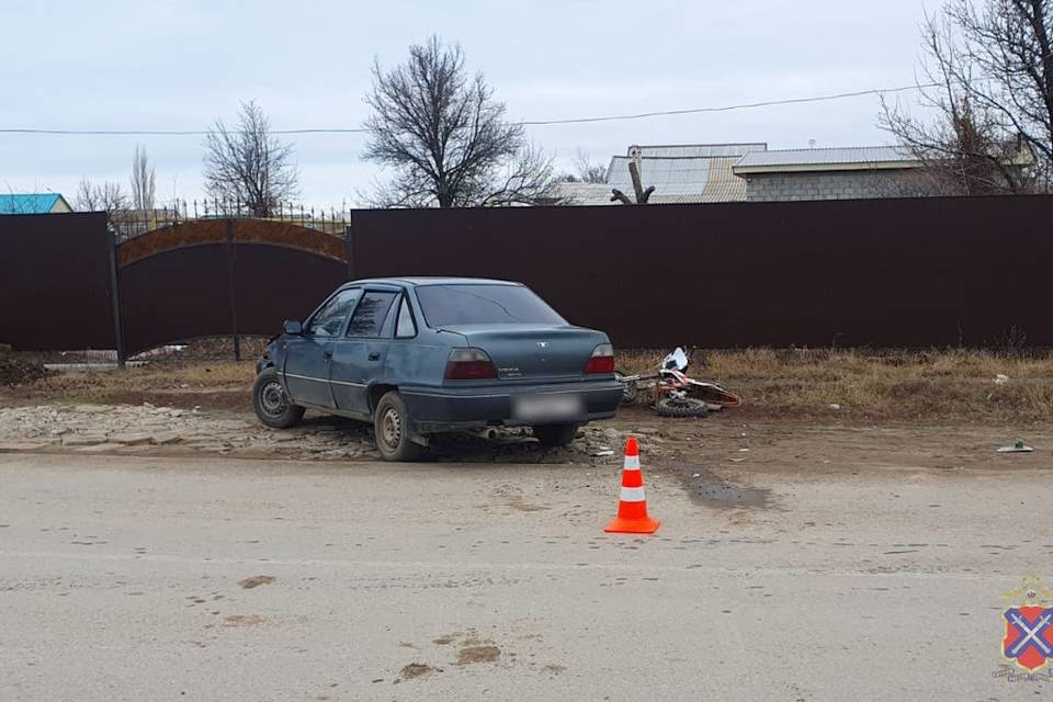 Под Волгоградом два подростка на питбайке столкнулись с «Дэу Нексиа»