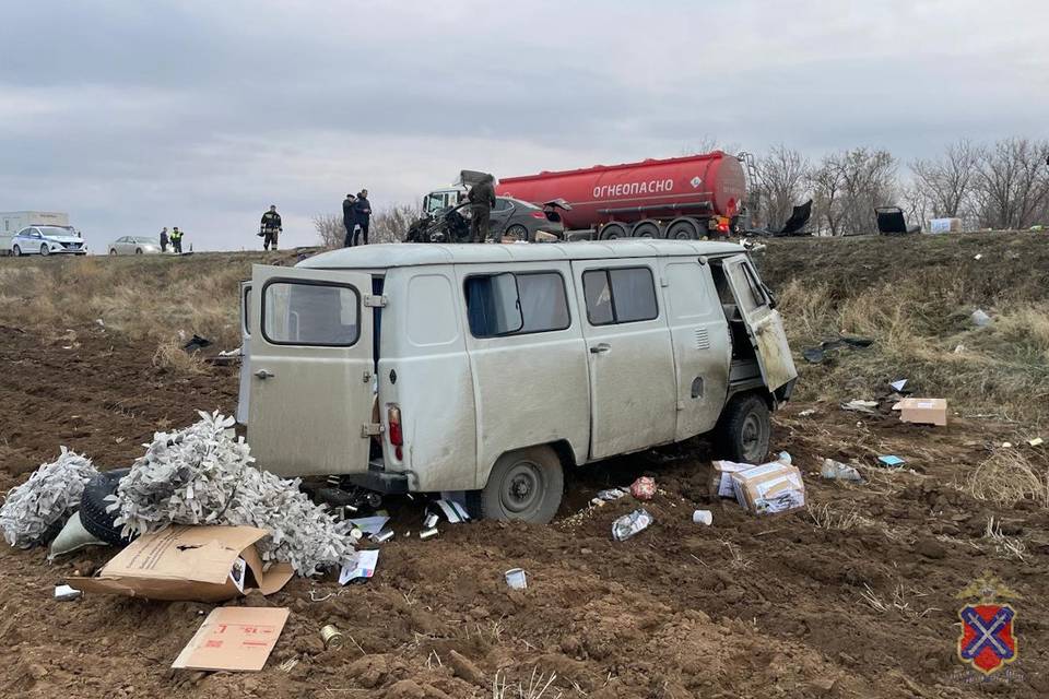 В Волгоградской области столкнулись три автомобиля: грузовик, УАЗ и «Ситроен»