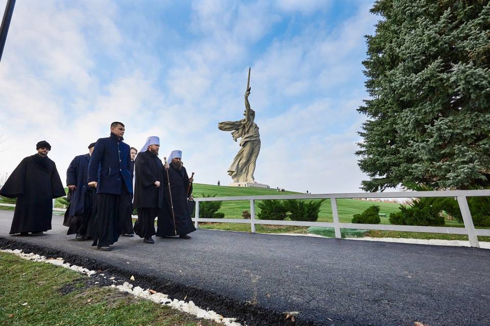 В Волгограде представители РПЦ поднялись на Мамаев курган