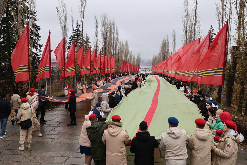 Две 80-метровые ленты пронесли на Мамаевом кургане в Волгограде