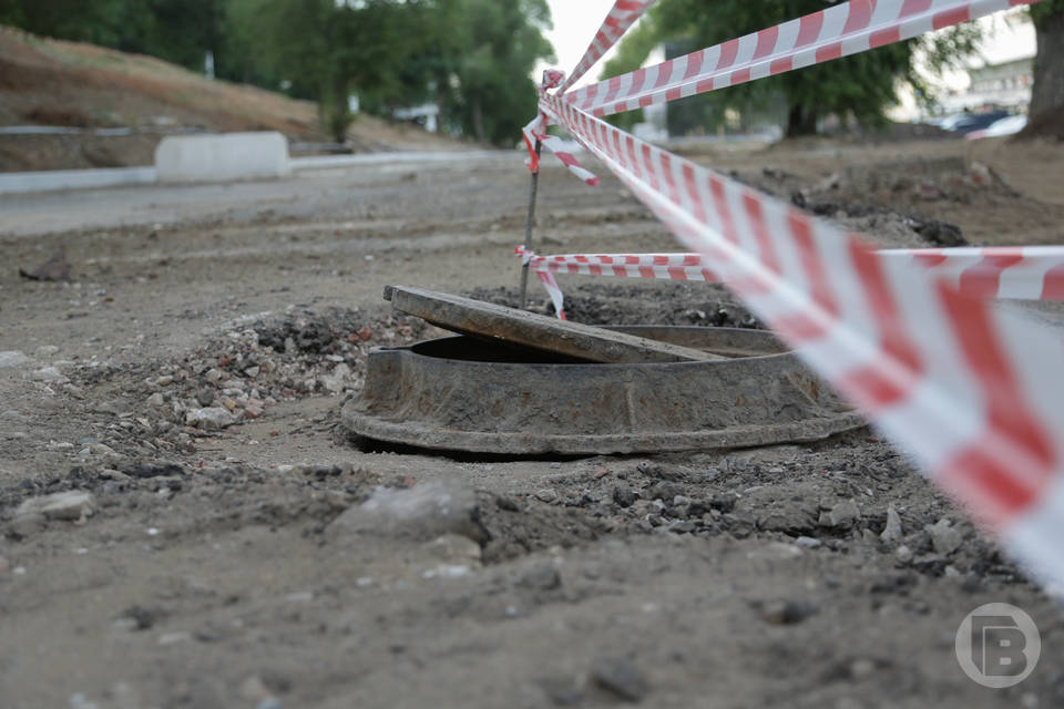 Под Волгоградом спасли женщину и собаку, упавших в 4-метровый люк