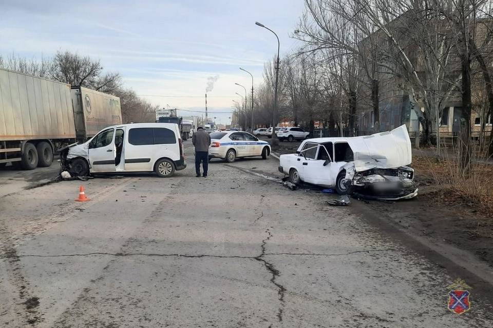 Водитель разбился в жестком лобовом ДТП в Волжском