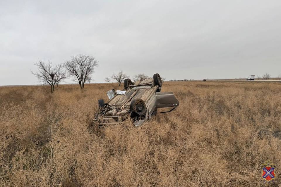 Под Волгоградом на дороге на Элисту опрокинулся «ВАЗ-2110»