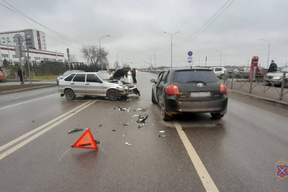 На западе Волгограда столкнулись ВАЗ и Toyota