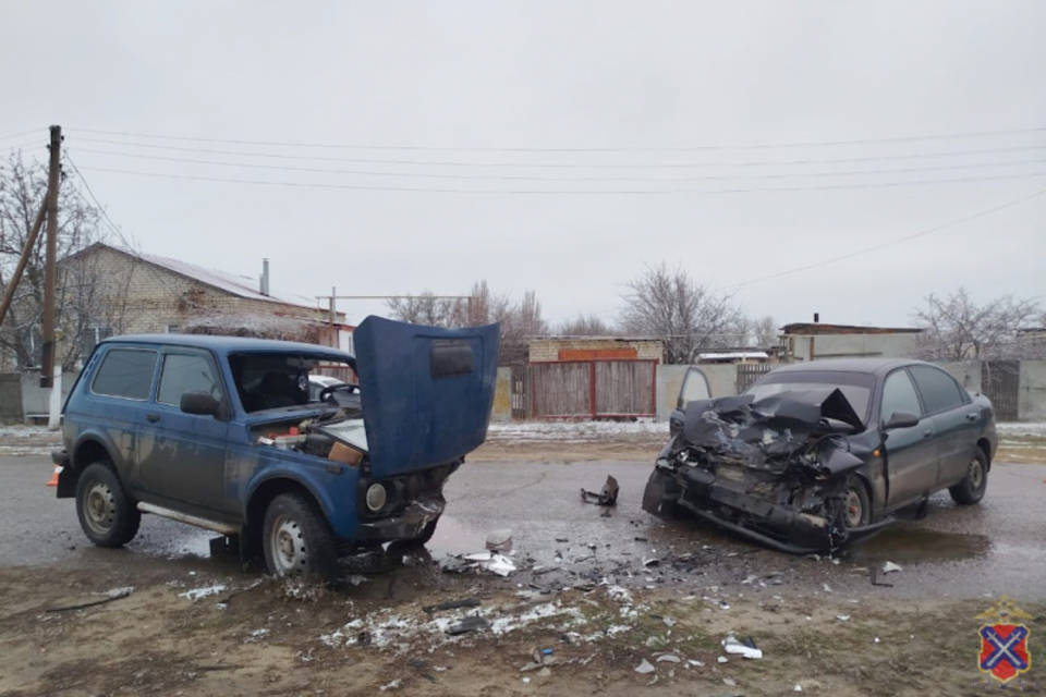 Под Волгоградом двое пострадали в столкновении Chevrolet и "Нивы"