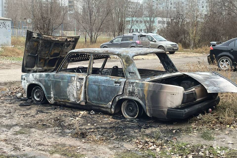 Две машины сгорели на юге Волгограда