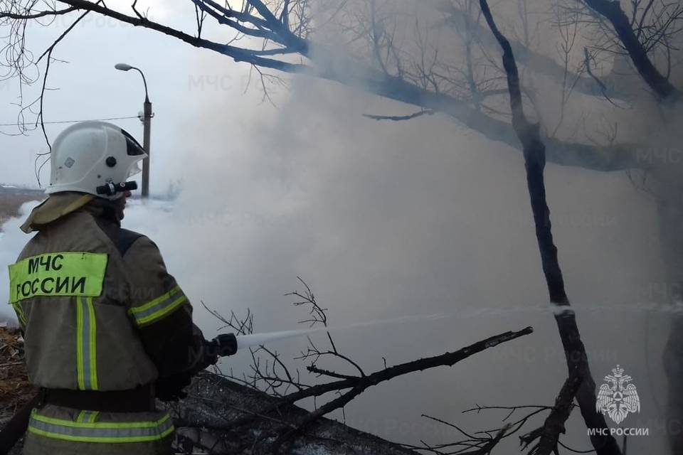 На севере Волгограда потушили кровлю частного дома