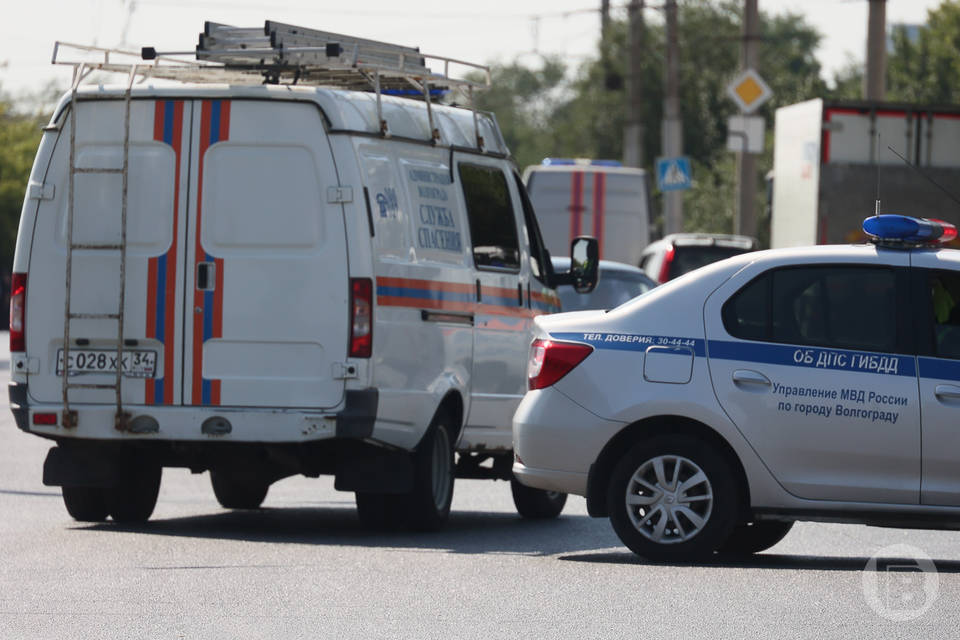 В Волгограде LADA врезалась в фонарный столб, взрослый и ребенок в больнице