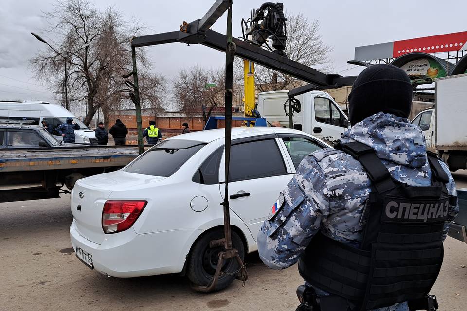 8 автомобилей изъяли приставы у волгоградцев-должников