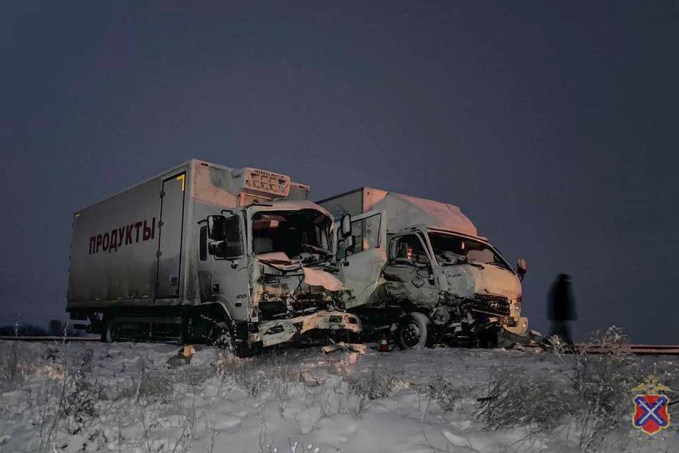 Два фургона столкнулись на заснеженной трассе под Волгоградом