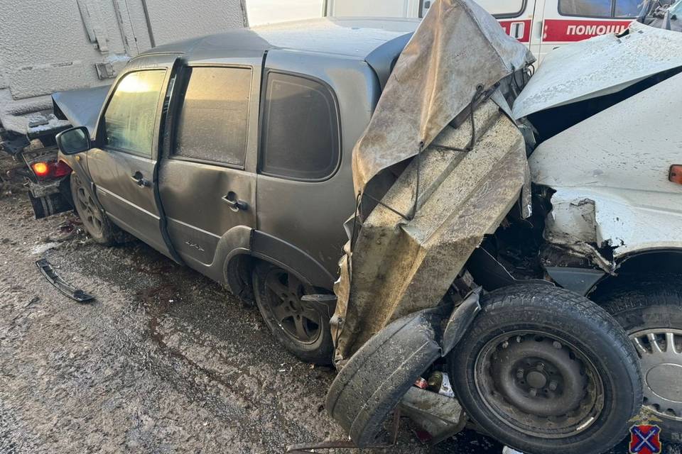 2 человека пострадали в ДТП с Mercedes, тягачом и «Нивой» под Волгоградом