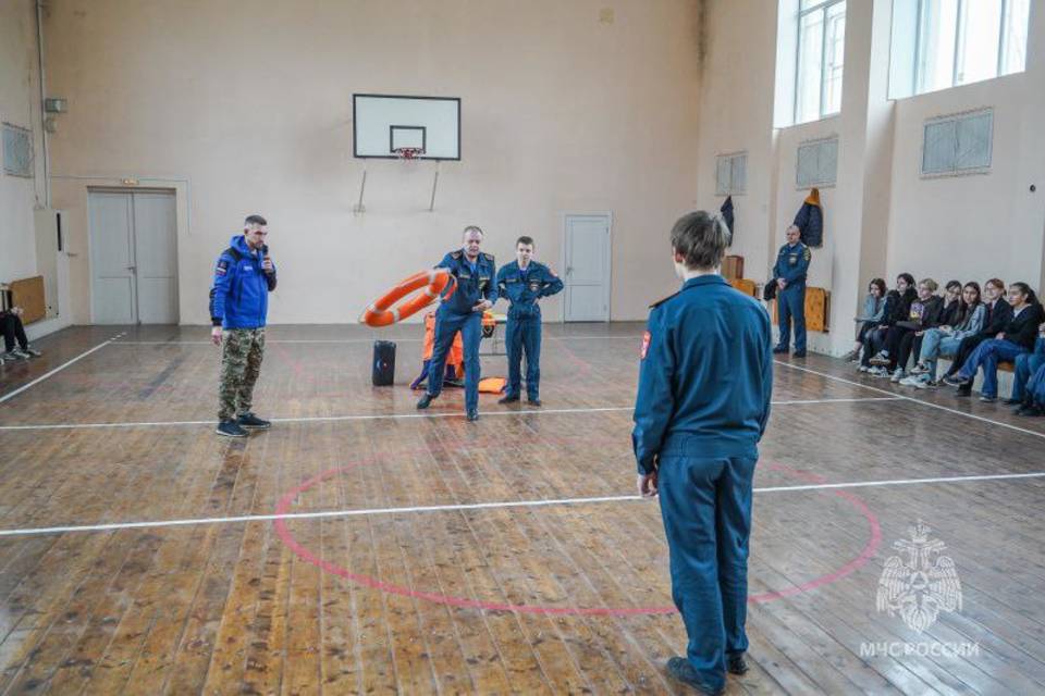 Юным волгоградцам спасатели рассказали, как себя вести на водоемах зимой