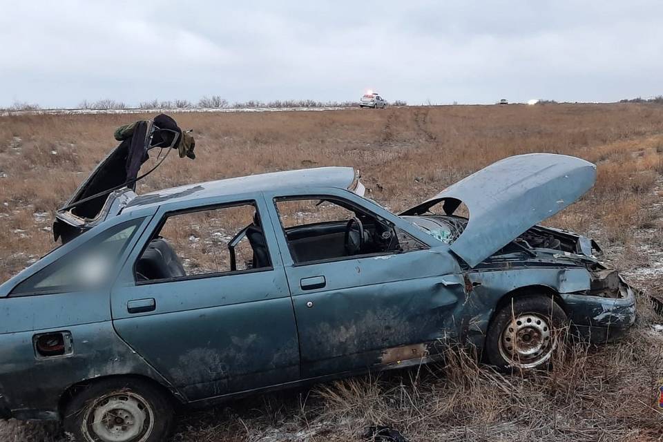 Под Волгоградом водитель без прав вылетел с дороги, четверо пострадали