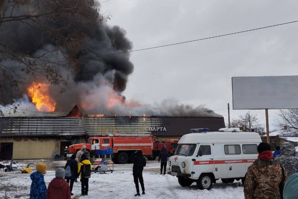 Под Волгоградом занятия в школе отменили из-за пожара в соседнем магазине