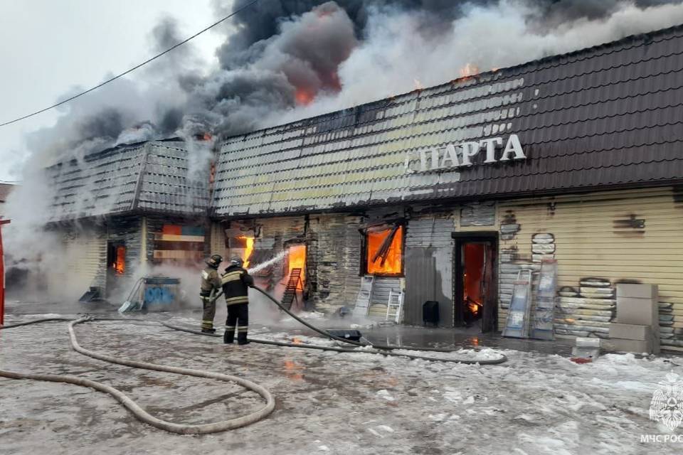 Под Волгоградом пожарные ликвидировали возгорание в магазине