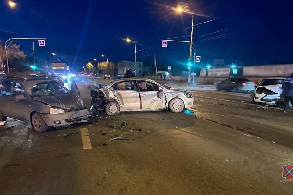 Три машины попали в жесткое ДТП в Волгограде