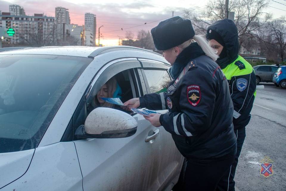 Сотрудники волгоградской ГАИ напомнили автомобилистам о правилах перевозки детей