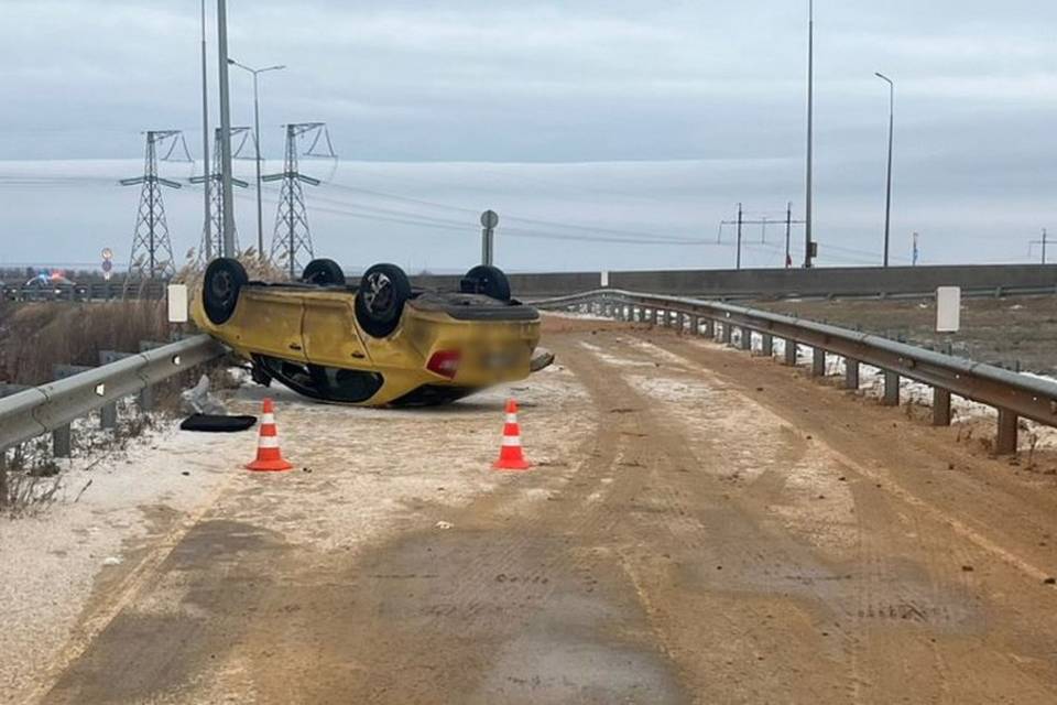 Иномарка опрокинулась на крышу под Волгоградом