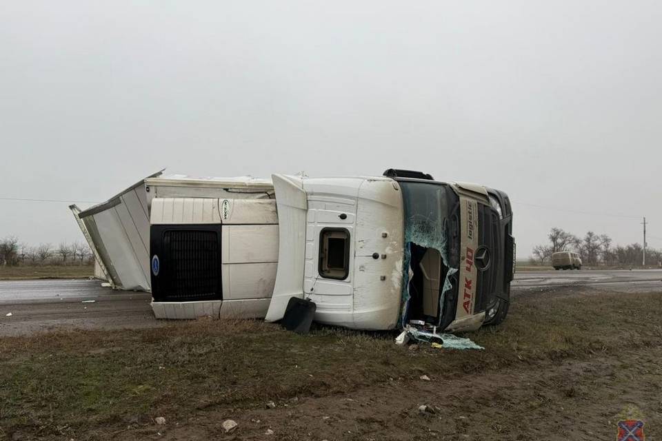 Трактор повалил фуру на бок под Волгоградом