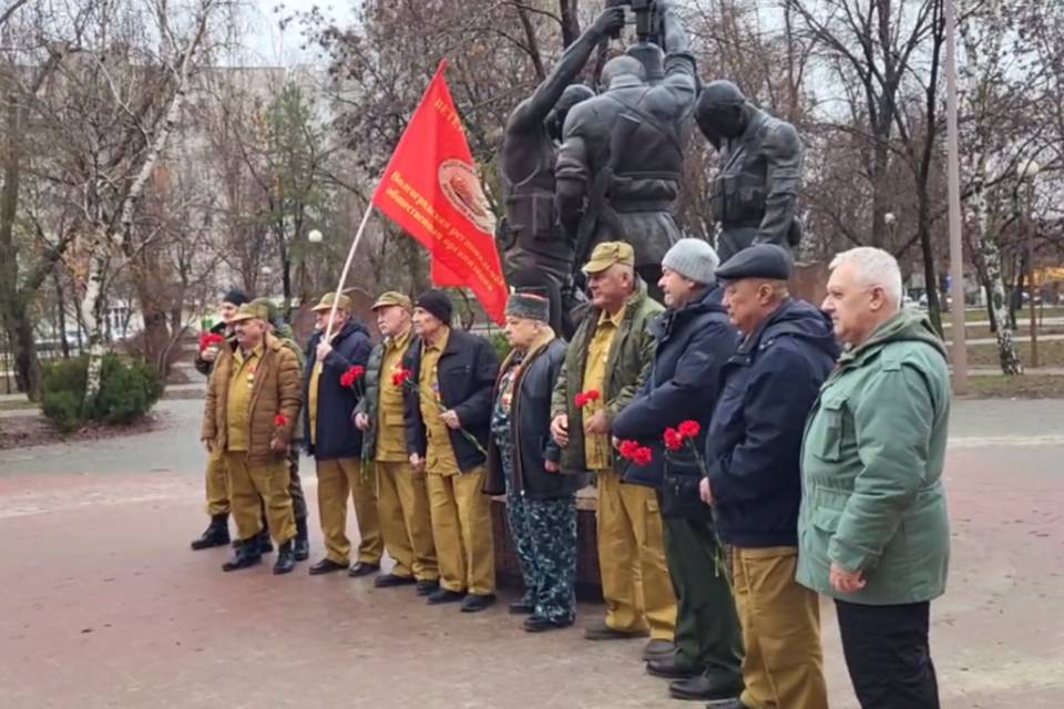 В Волгограде у монумента «Три солдата с колоколом» прошла памятная акция