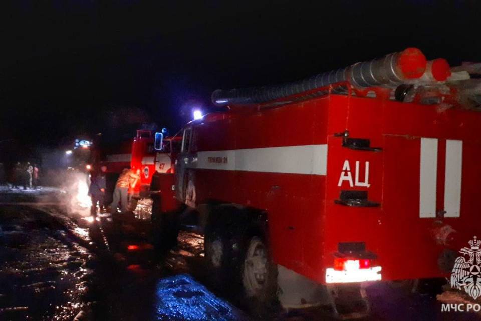 Под Волгоградом сгорел деревянный гараж