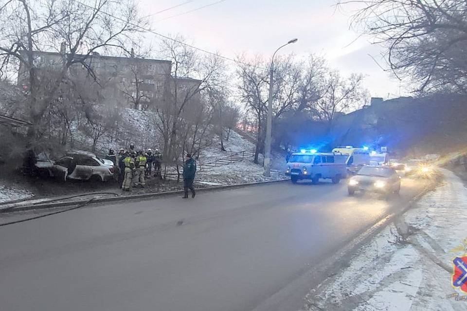 В Волгограде показали видео с места гибели женщины в загоревшемся авто