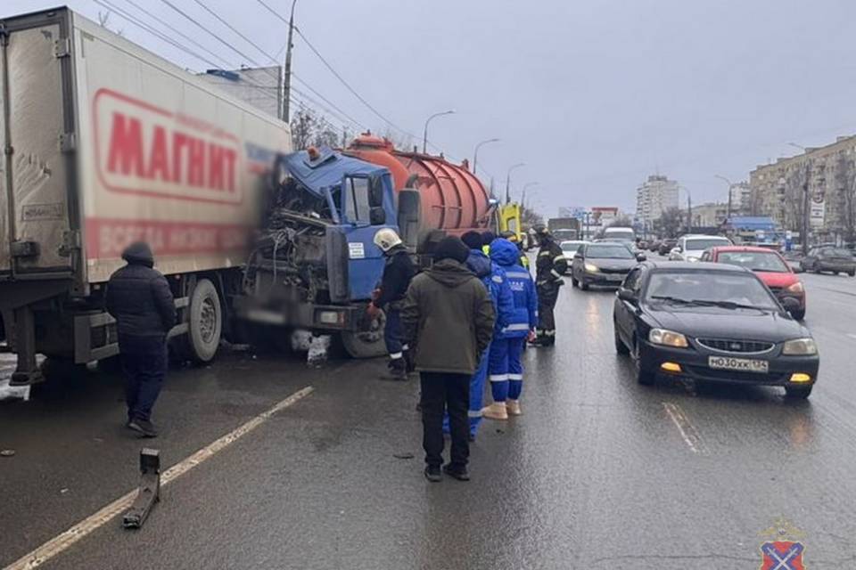 В Волгограде после ДТП с грузовиками скончался пассажир МАЗа