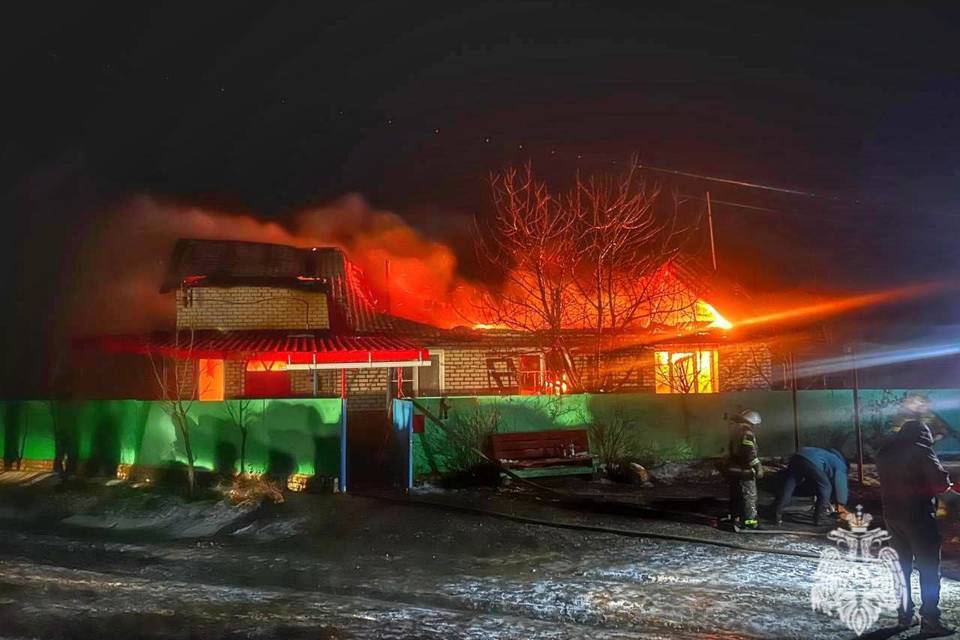 В Волгоградской области из-за новогодней гирлянды сгорел дом