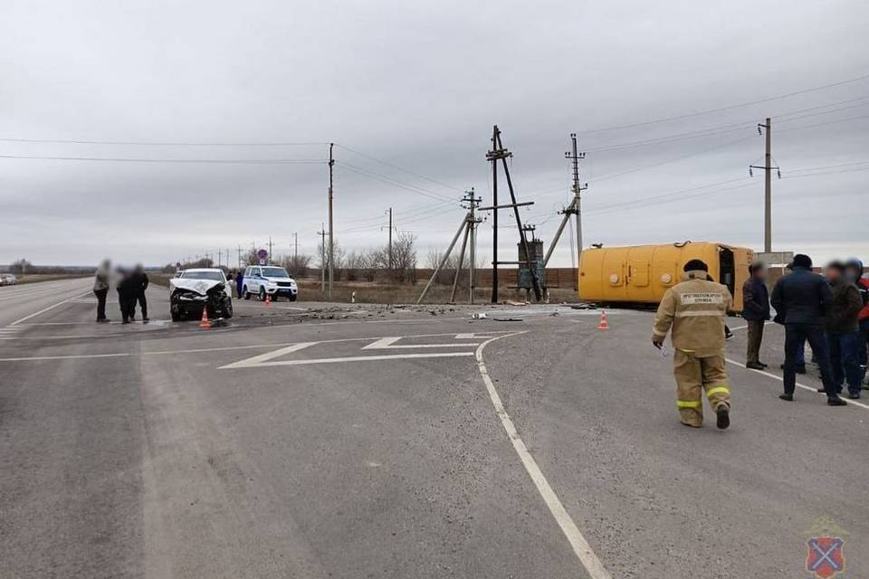 Под Волгоградом в ДТП со школьным автобусом пострадало 10 детей