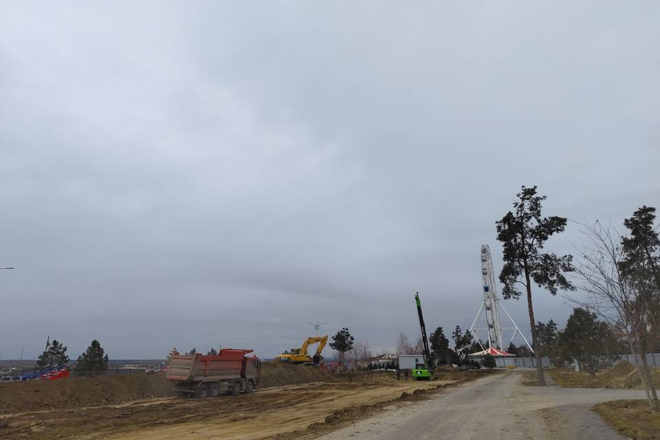 В ЦПКиО Волгограда началось возведение "Русских горок"