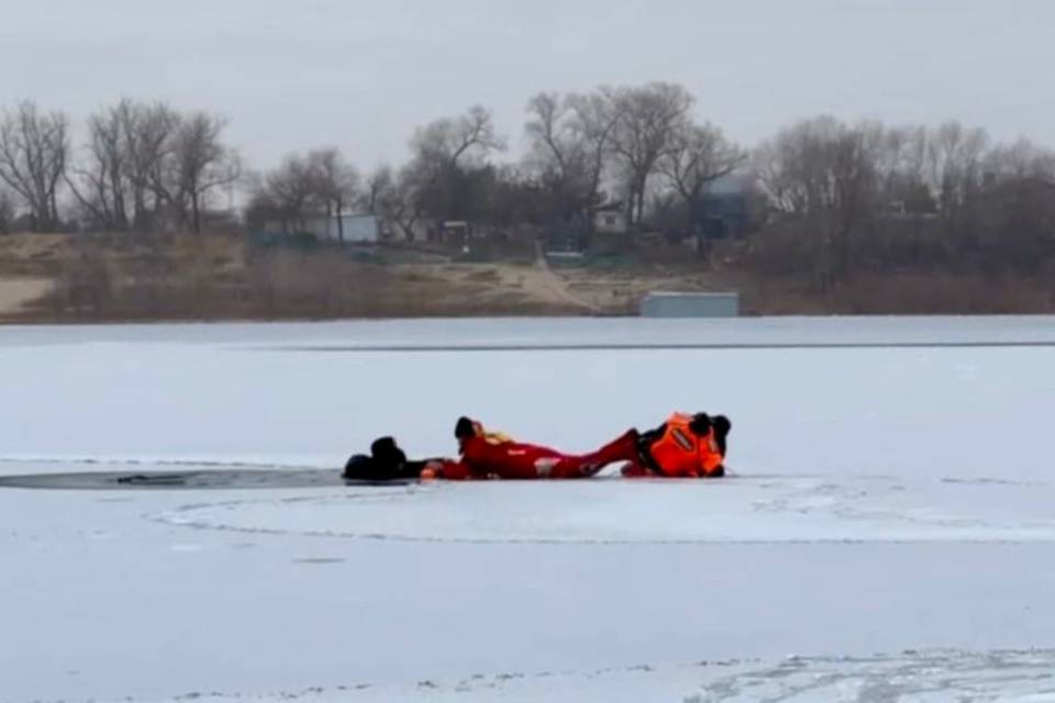 Волгоградские спасатели вытащили провалившегося под лед ребенка