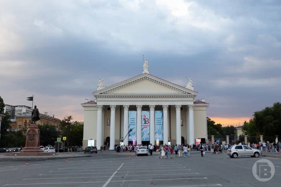 В НЭТе открылась фотовыставка, посвященная артистам драмтеатра, защищавшим Сталинград