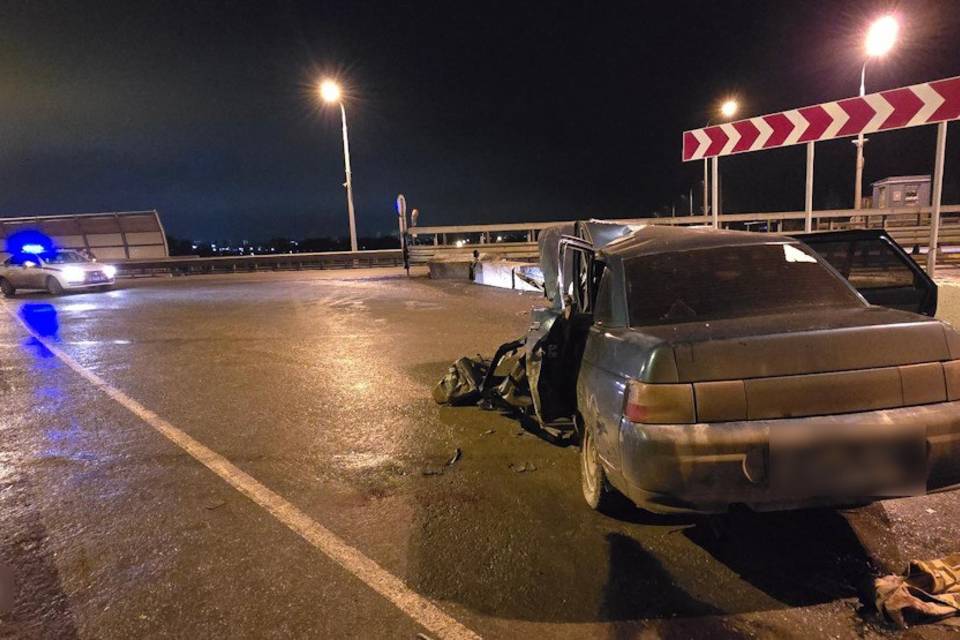 Под Волгоградом ВАЗ врезался в отбойник, четыре человека в больнице