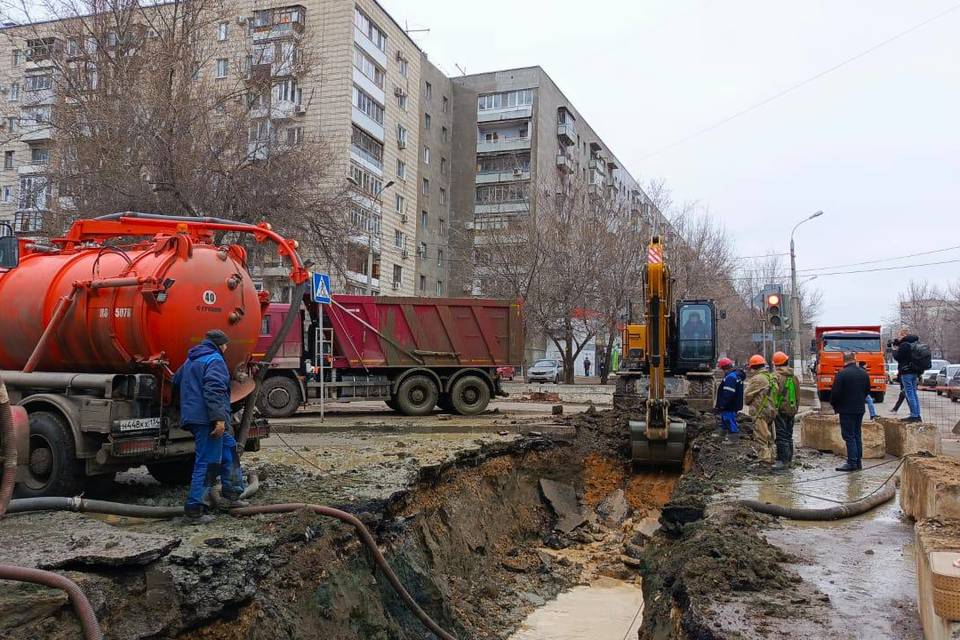 Специалисты обследуют водовод на севере Волгограда