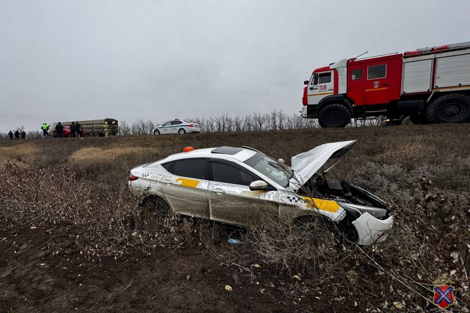 Под Волгоградом столкнулись такси с двумя иномарками