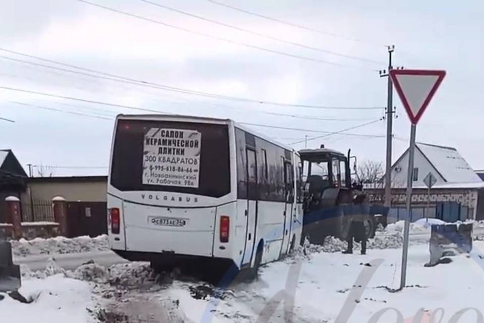 Под Волгоградом селяне оказались в снежном плену