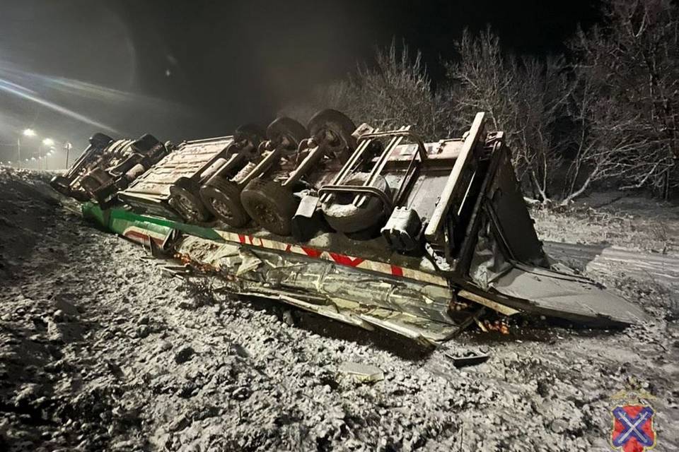 Под Волгоградом на дороге на Луганск опрокинулся большегруз «ДАФ»