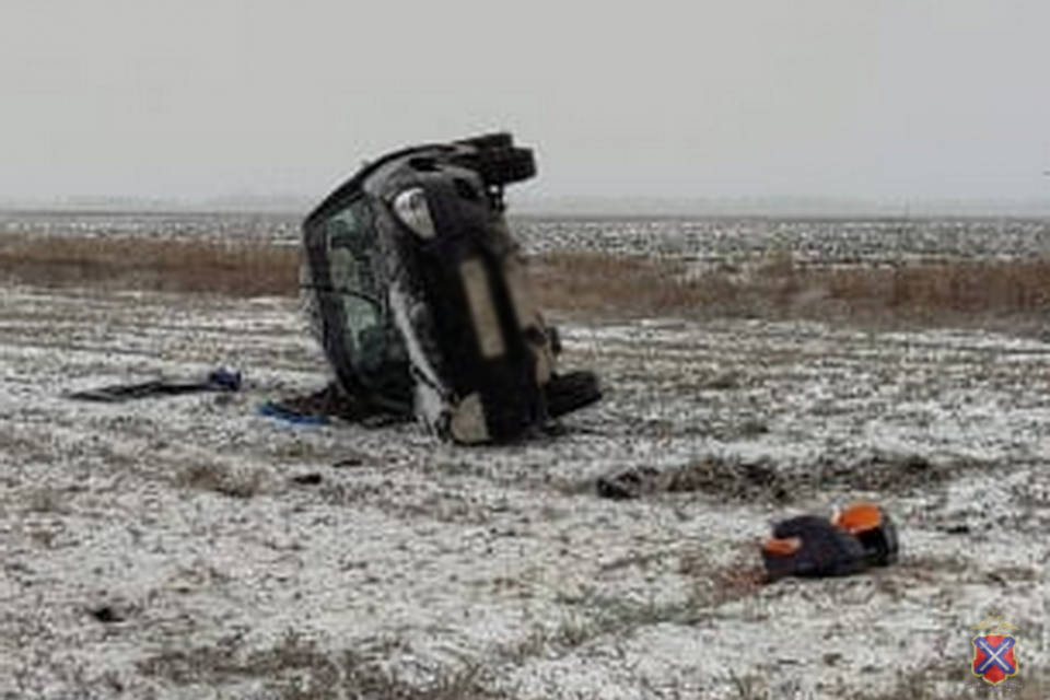 Под Волгоградом легковушка упала на бок, есть пострадавший